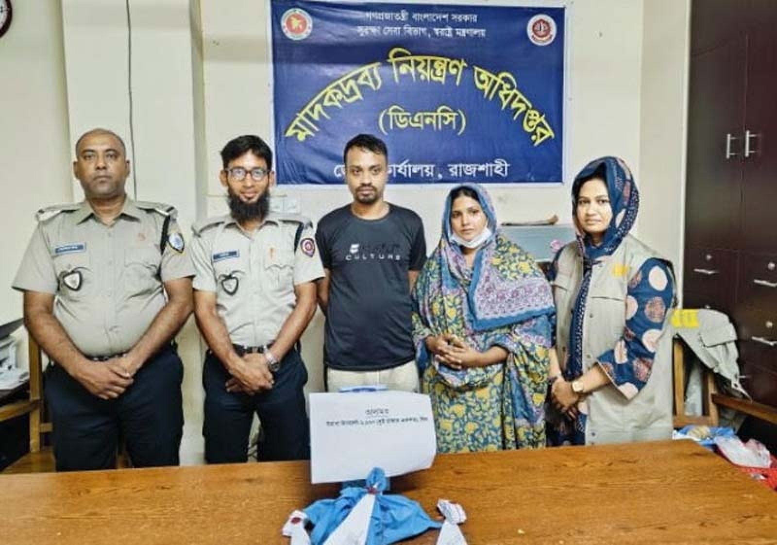 অভিজাত ফ্ল্যাটে মাদকের ‘গুদাম’, ২১০০ পিস ইয়াবাসহ স্বামী-স্ত্রী গ্রেপ্তার