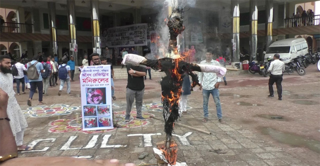 ববিতে রেজিস্ট্রারের কার্যালয়ে তালা