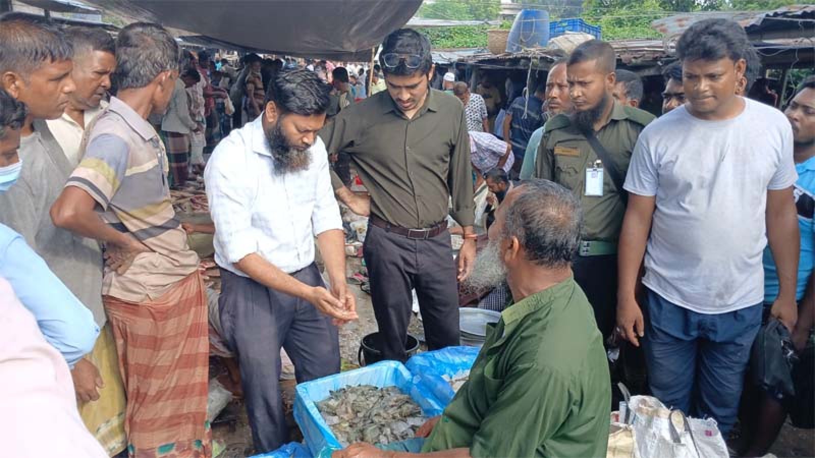 রাজশাহীতে জেলি মিশ্রিত চিংড়ি বিক্রি: ব্যবসায়ীকে জরিমানা