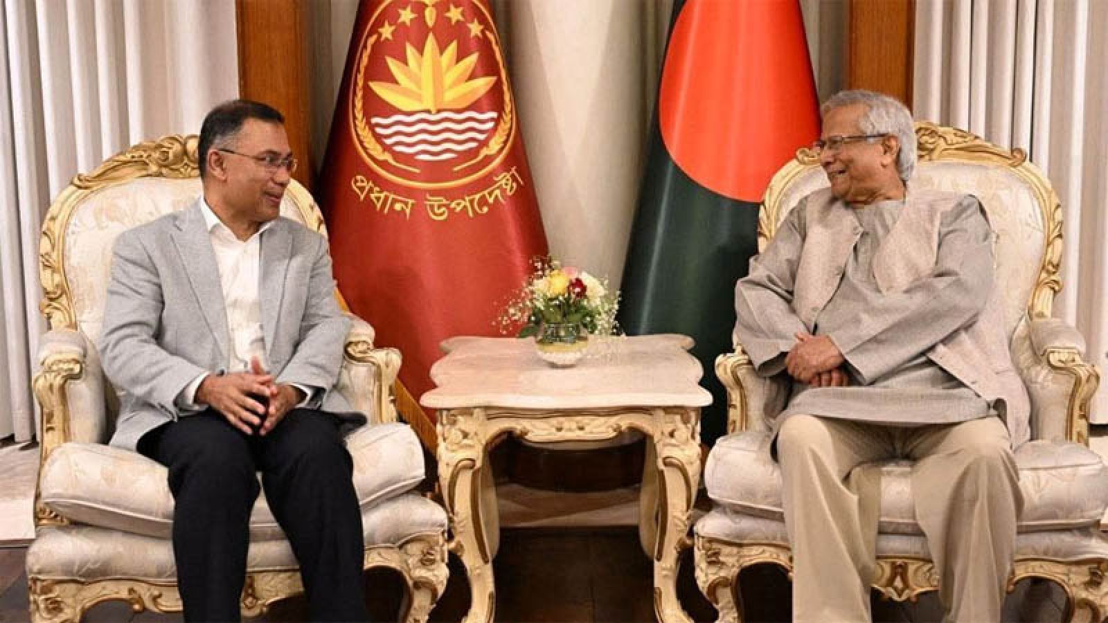 প্রধান উপদেষ্টাকে ফুলেল শুভেচ্ছা জানালেন