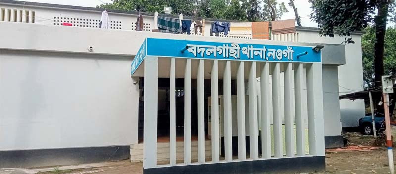বদলগাছীতে বাড়িতে পানি ঢোকাকে কেন্দ্র করে মারধর ও স্বর্ণালংকার নিয়ে যাওয়ার অভিযোগ