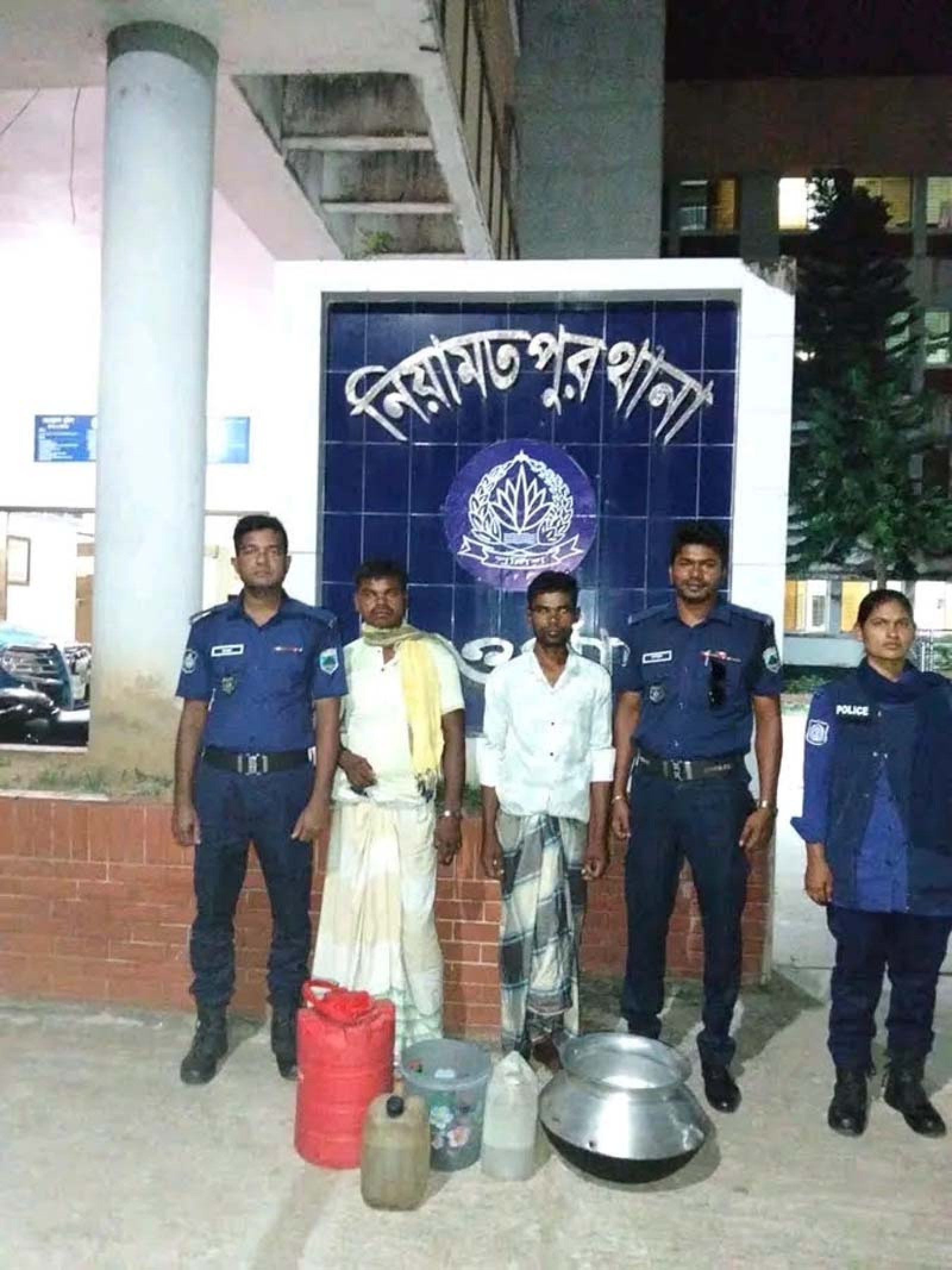 নিয়ামতপুরে ৫০ লিটার চোলাই মদসহ ২ কারবারি গ্রেপ্তার