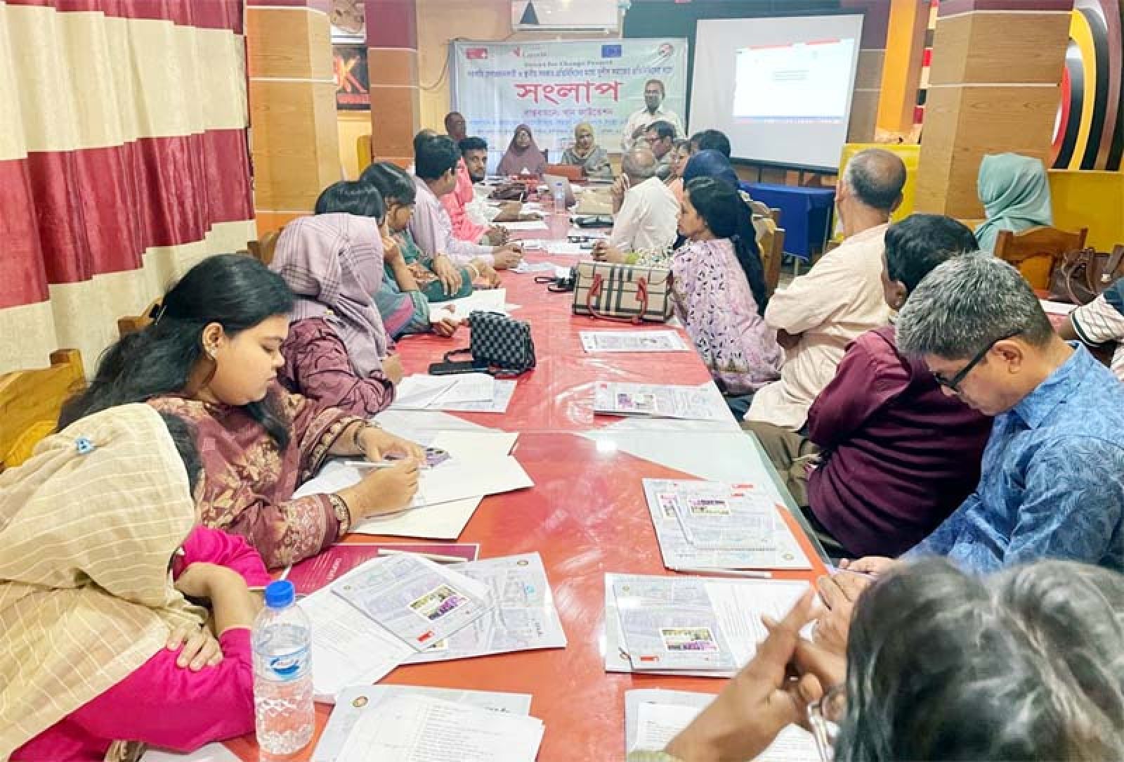 রাজশাহীতে সরকারি সেবাদানকারী ও স্থানীয় সরকার প্রতিনিধিদের সাথে সুশীল সমাজের সংলাপ অনুষ্ঠিত