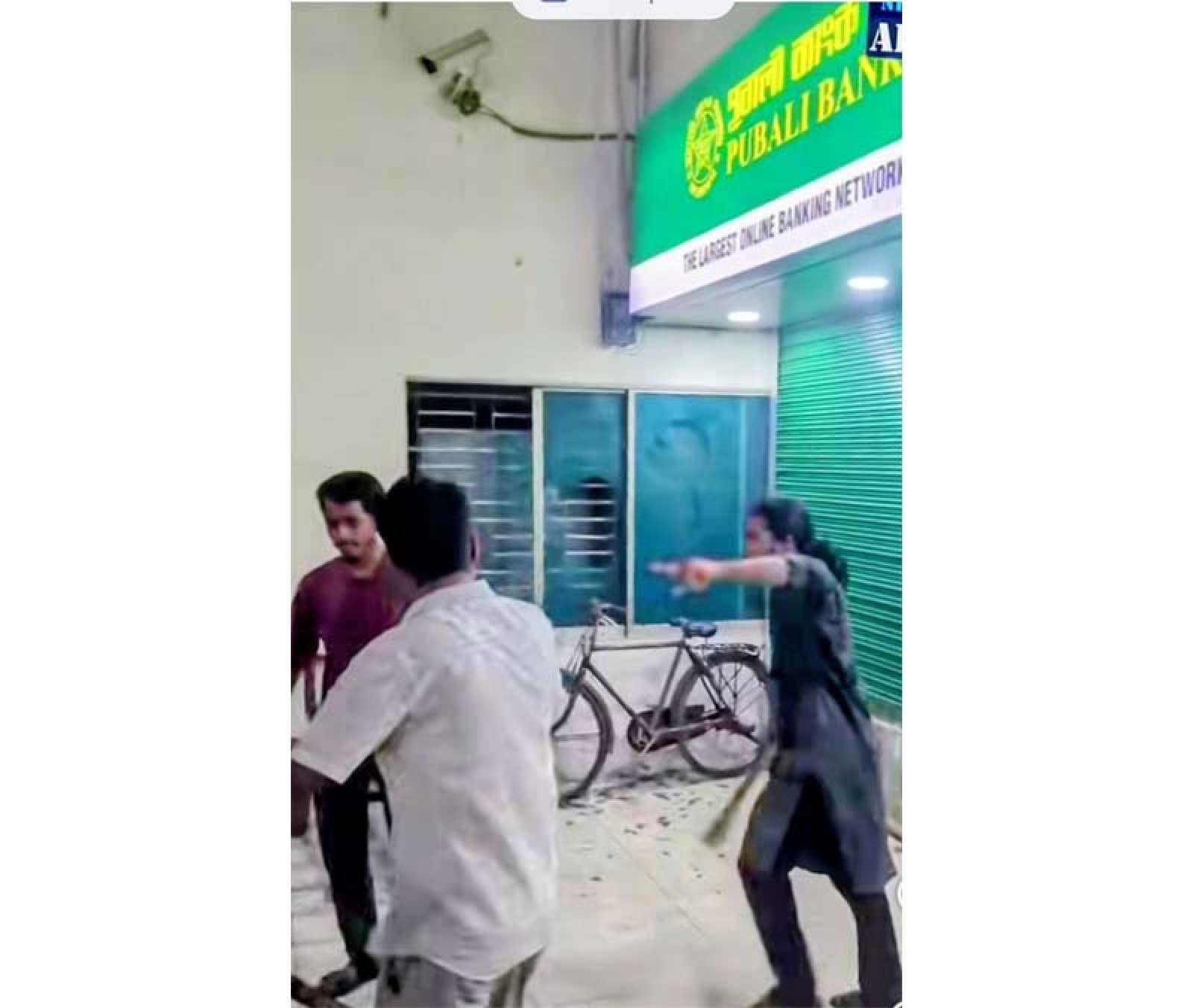 রাজশাহী রেলস্টেশনে মধ্যরাতের তাণ্ডব, প্রশ্নের মুখে রাবি জিএস আম্বরের নেতৃত্ব