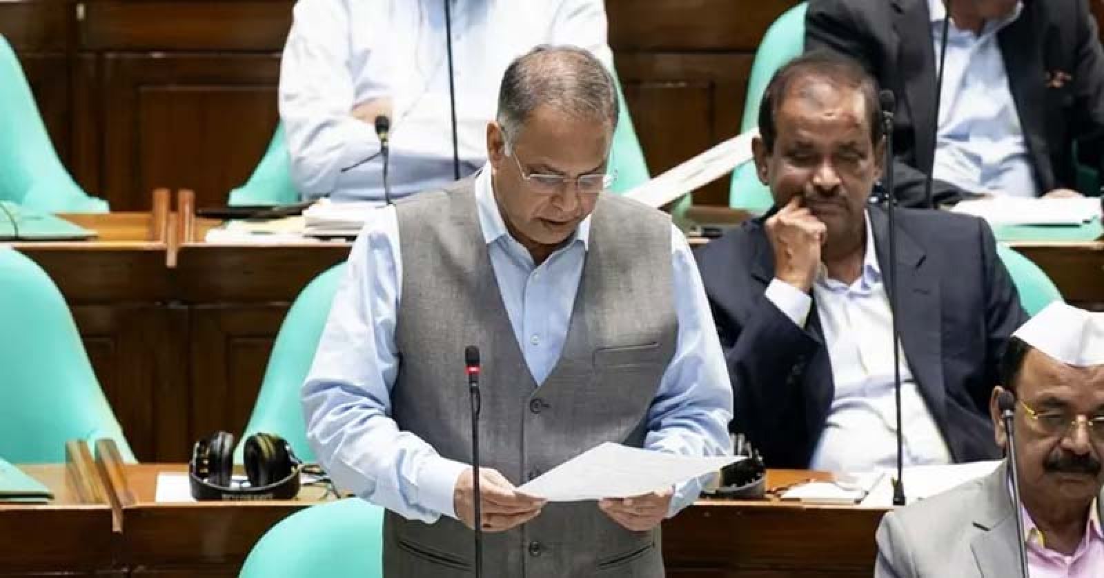 দেশে জ্বালানি তেলের পর্যাপ্ত মজুত আছে : জ্বালানি মন্ত্রী