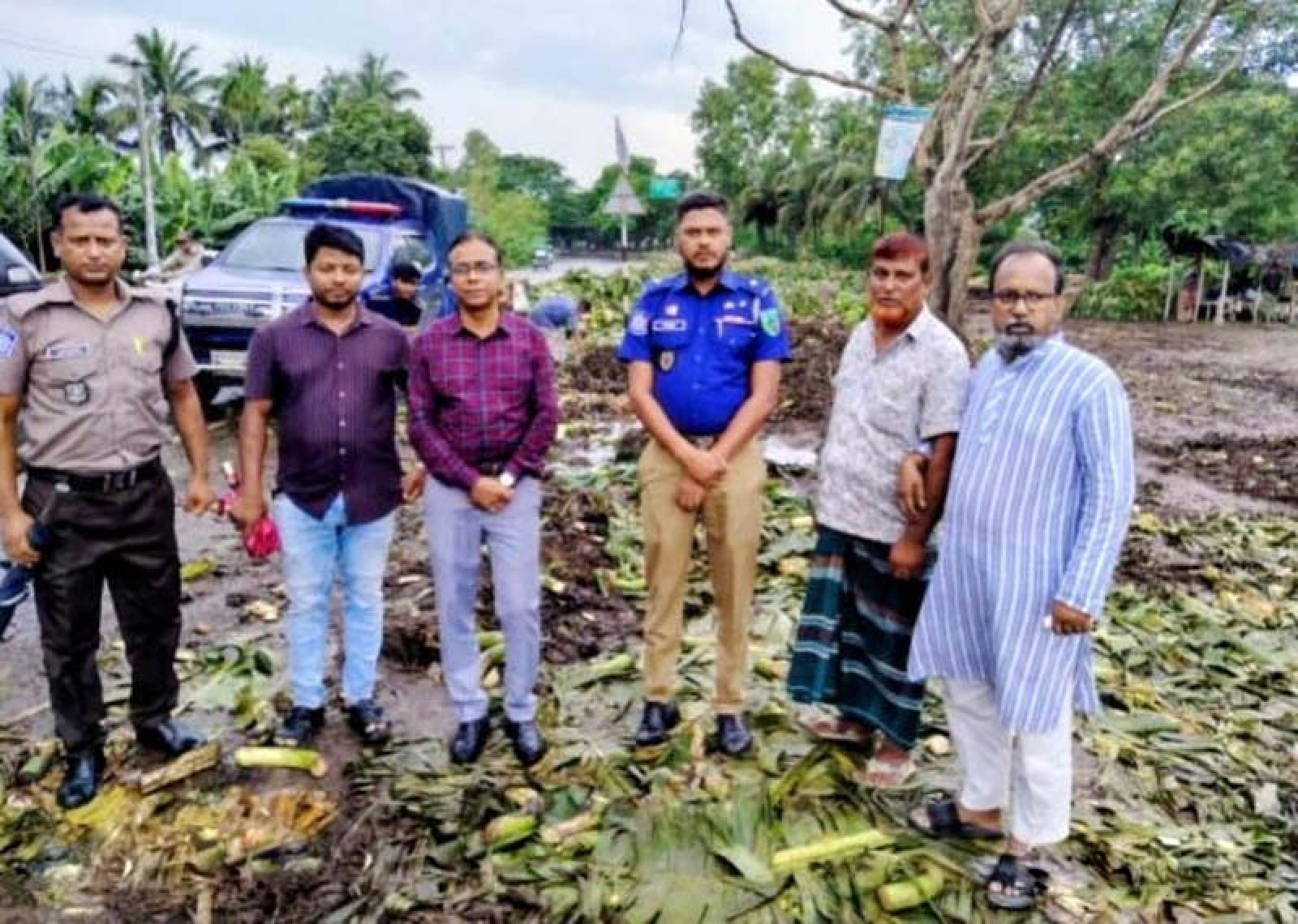 মহাসড়কে সড়ক দূর্ঘটনা রোধে সড়কের দু'পাশের দোকান-পাট উচ্ছেদ ও ঝোপঝাড় পরিষ্কার অভিযান