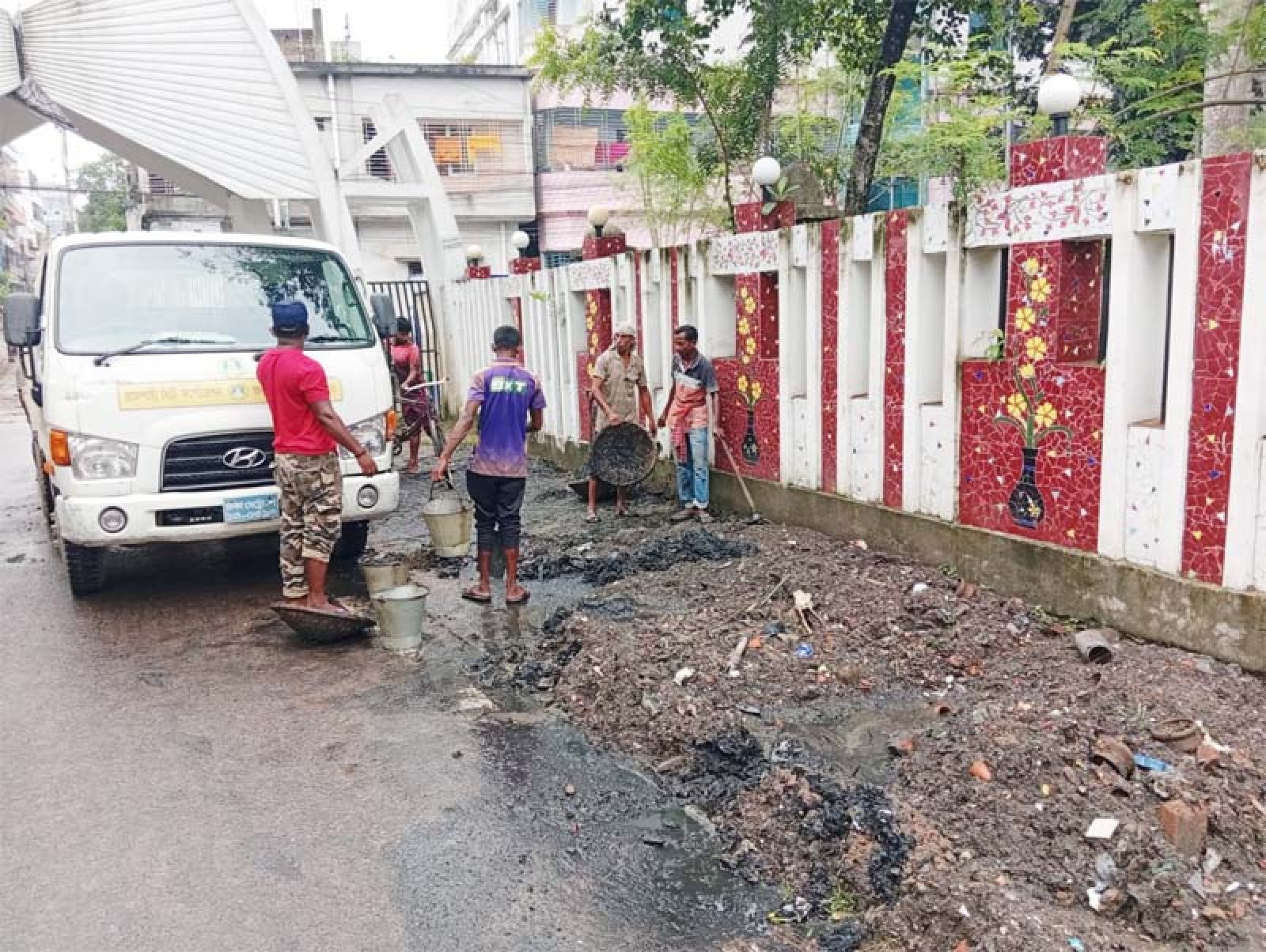 রাসিক প্রশাসকের নির্দেশনায়  ওয়ার্ড পর্যায়ে ড্রেনের কাদামাটি  অপসারণ কার্যক্রম অব্যাহত