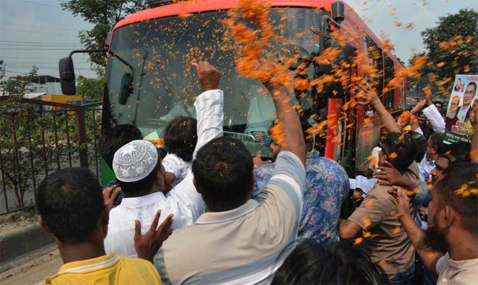পথে পথে জনতার ঢল, প্রধানমন্ত্রীর গাড়ি ঘিরে পুষ্পবৃষ্টি