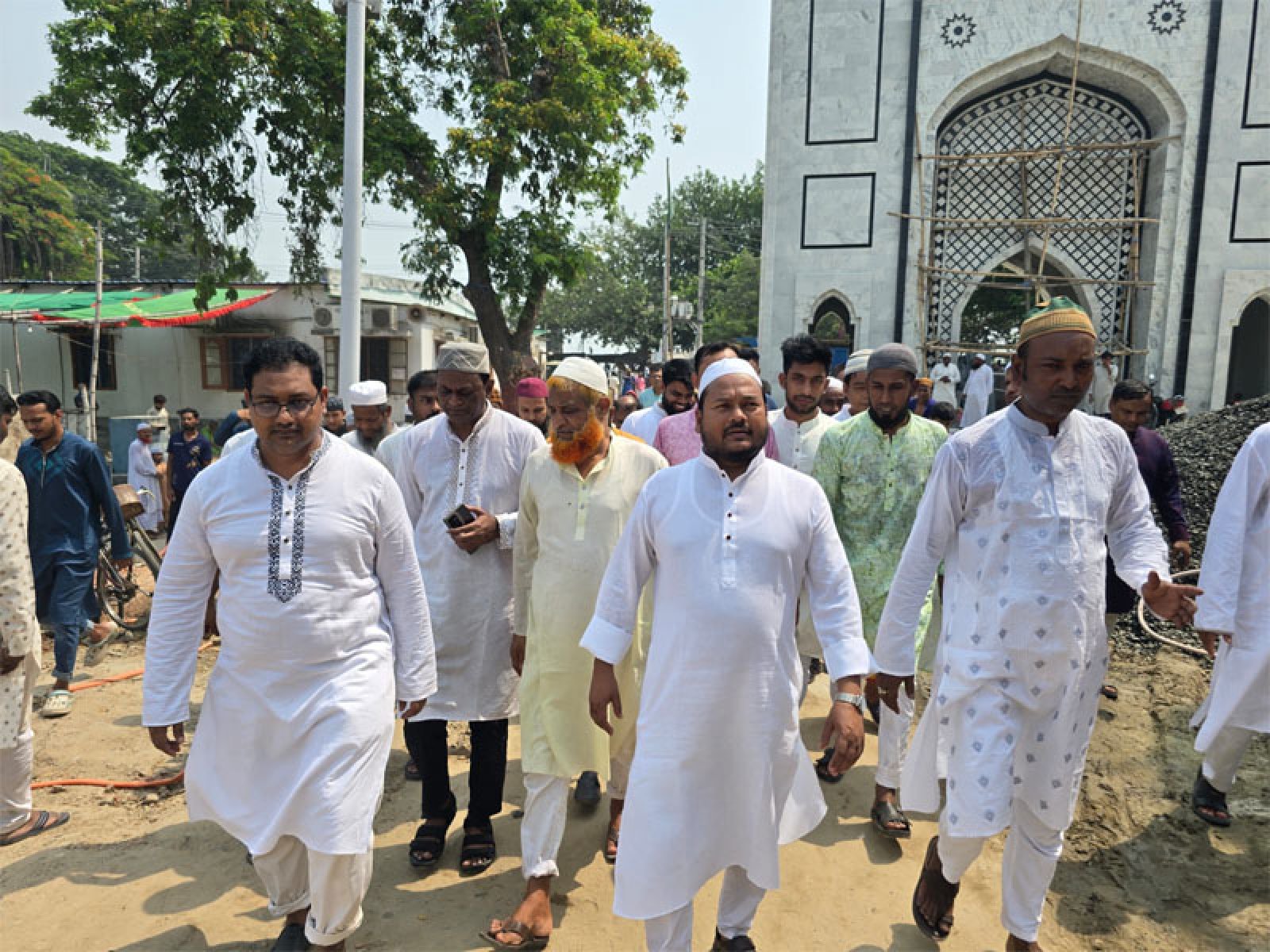 হযরত শাহ মখদুম রূপোস (রহ.) দরগা মসজিদ ও  মাজারের উন্নয়ন কাজ পরিদর্শনে রাসিক প্রশাসক