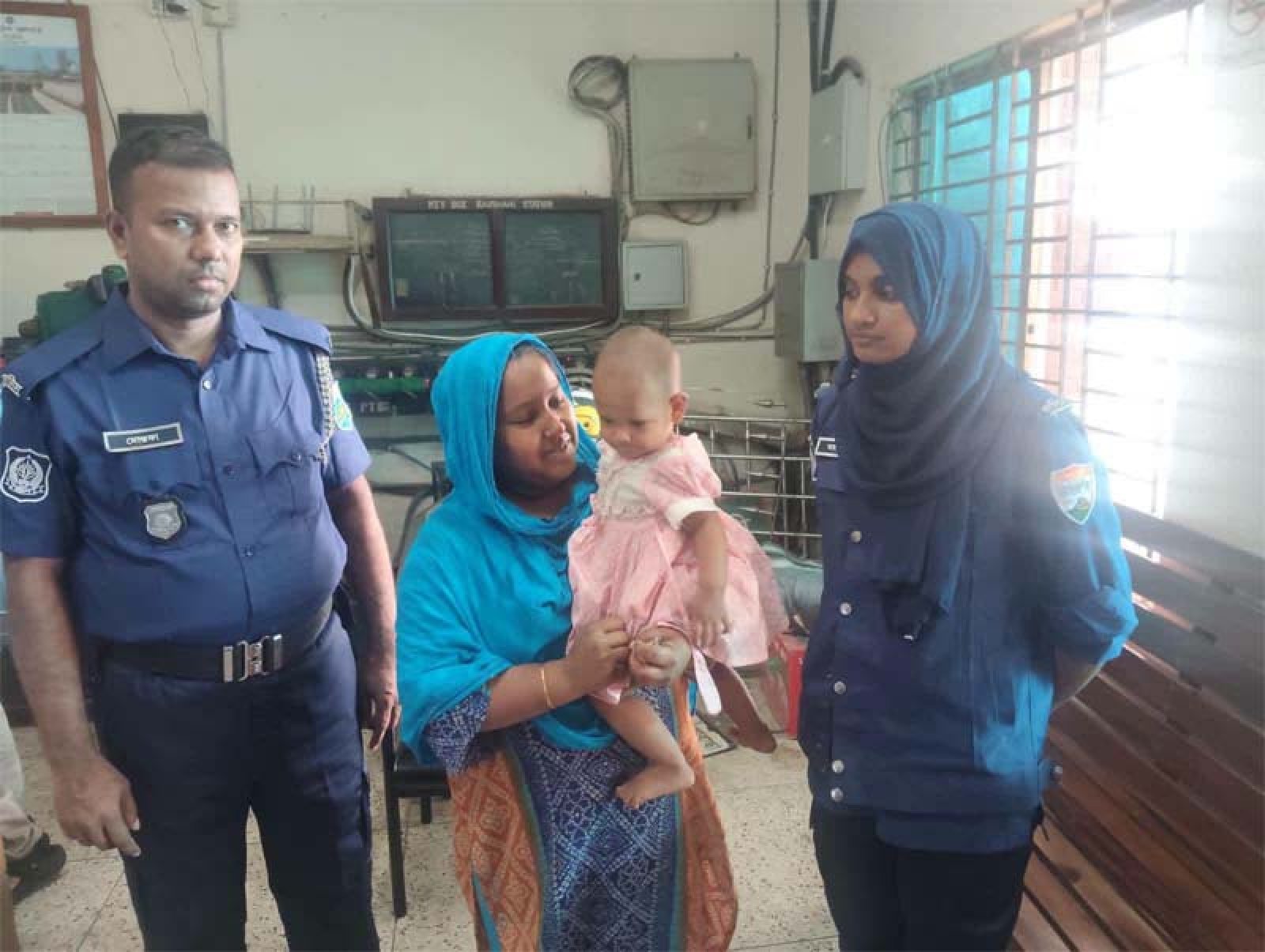 রাজশাহী রেলস্টেশনে পাওয়া  শিশুটিকে নানী-খালার কাছে হস্তান্তর