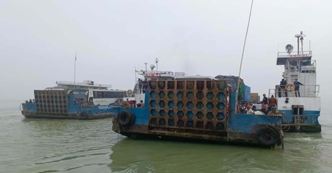 দৌলতদিয়া-পাটুরিয়া নৌপথে ফেরি চলাচল স্বাভাবিক