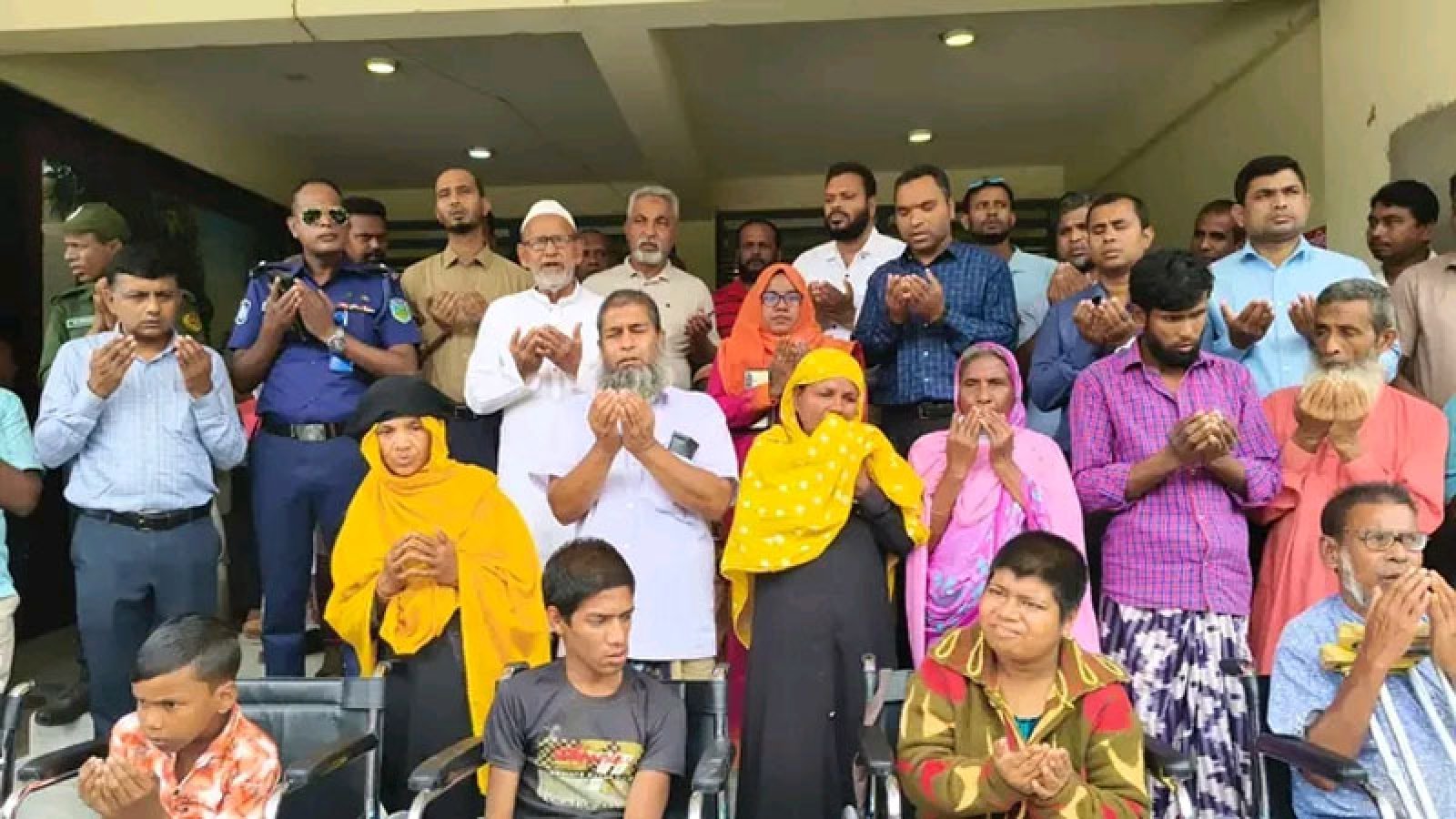 নিয়ামতপুরে প্রতিবন্ধীদের মাঝে হুইল চেয়ার ও সুবর্ন নাগরিক পরিচয়পত্র বিতরণ