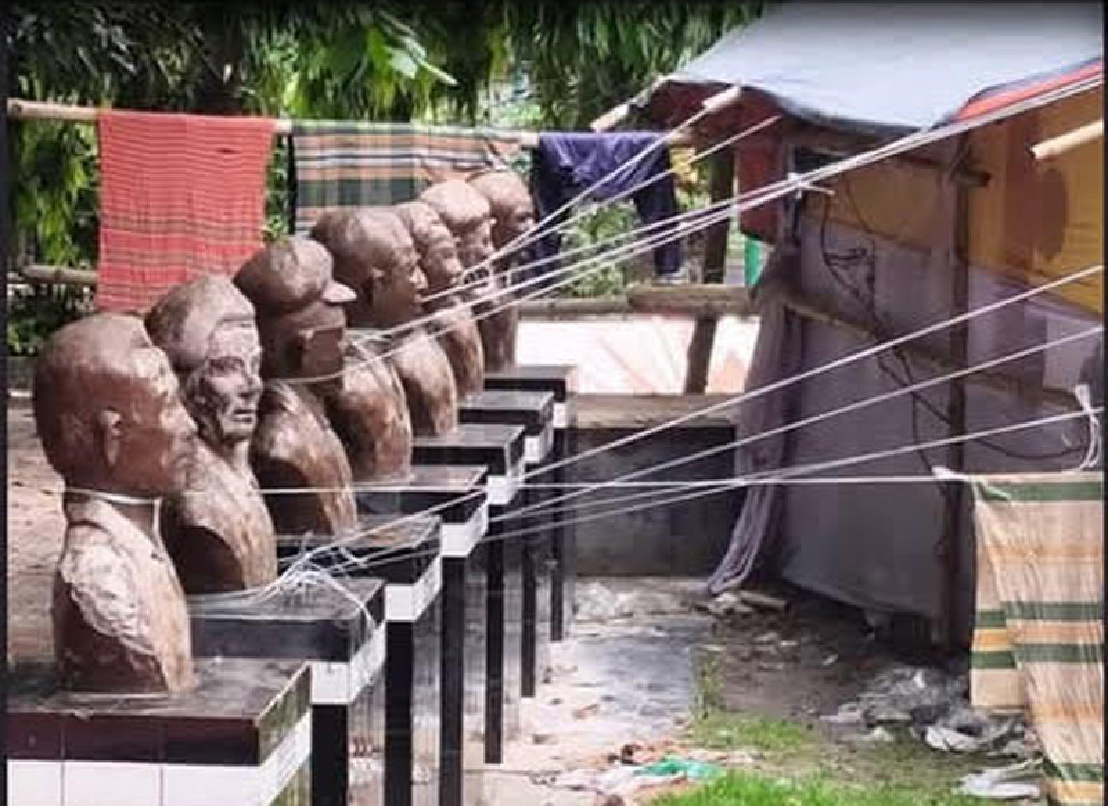 টাঙ্গাইলে সাত বীরশ্রেষ্ঠদের ভাস্কর্যে দড়ি বেঁধে মেলার স্টল