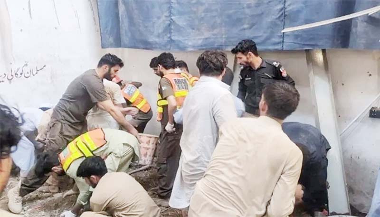 পাকিস্তানে স্কুলের ছাদ ধসে অন্তত ১৭ শিক্ষার্থীর মৃত্যু
