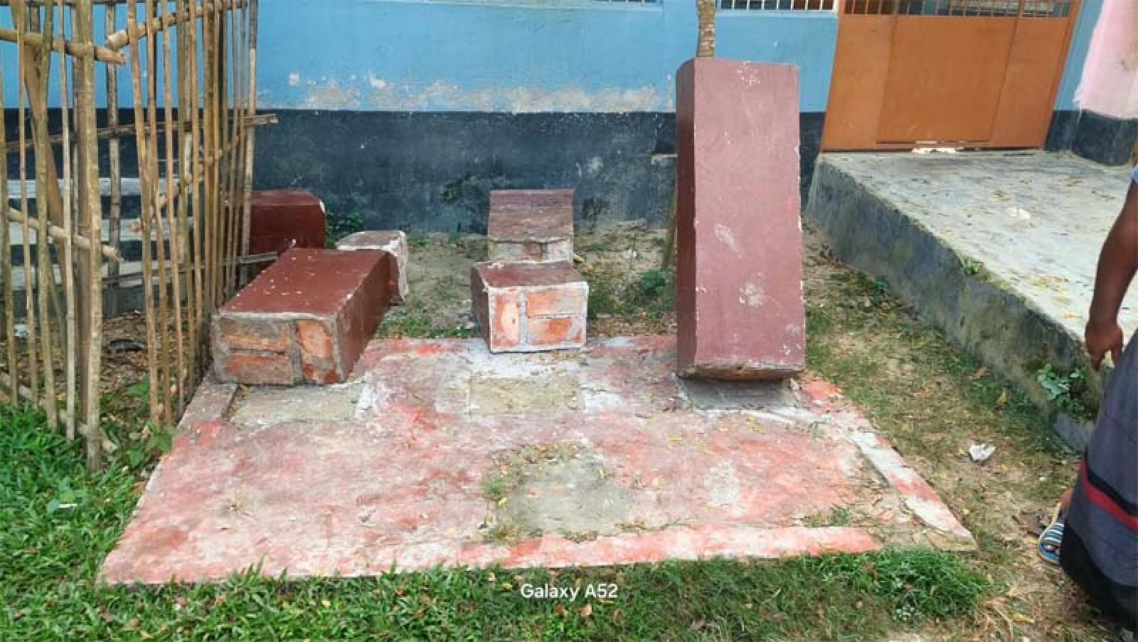 বদলগাছীতে শহীদ মিনার ভাঙা নিয়ে ধোঁয়াশা, ভাঙচুর নাকি নড়বড়ে স্থাপনা?