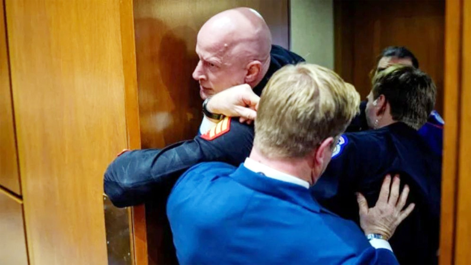 ইরানের পক্ষে স্লোগান দেওয়ায় হাত ভাঙল মার্কিন সিনেটর প্রার্থীর