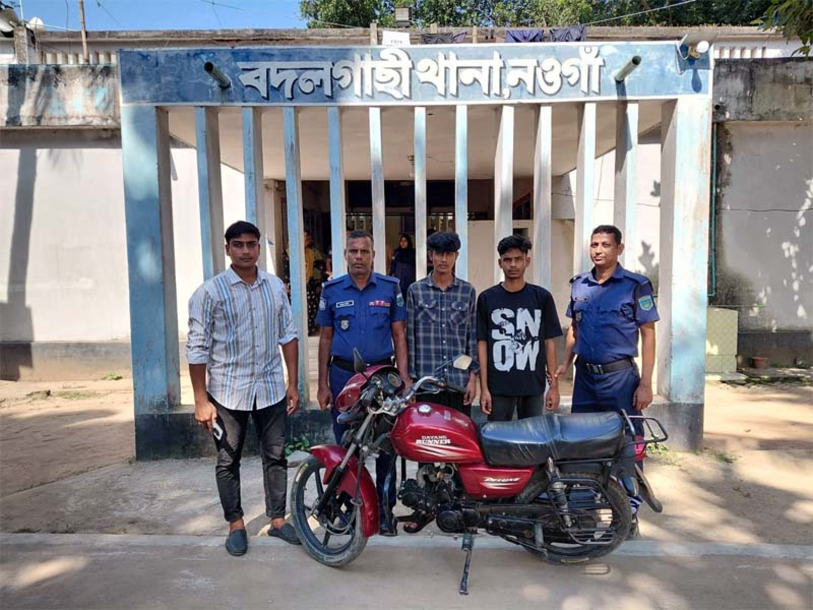 পথ আটকে মোটরসাইকেল ও টাকা ছিনতাই, বদলগাছীতে গ্রেপ্তার ২