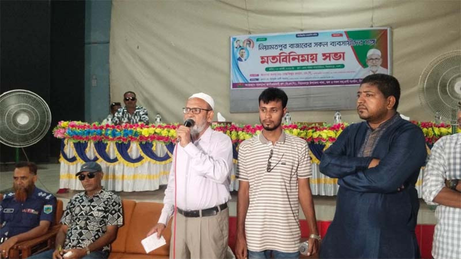 নিয়ামতপুরে ব্যবসায়ীদের সঙ্গে  এমপি মোস্তাফিজুর রহমানের মতবিনিময়