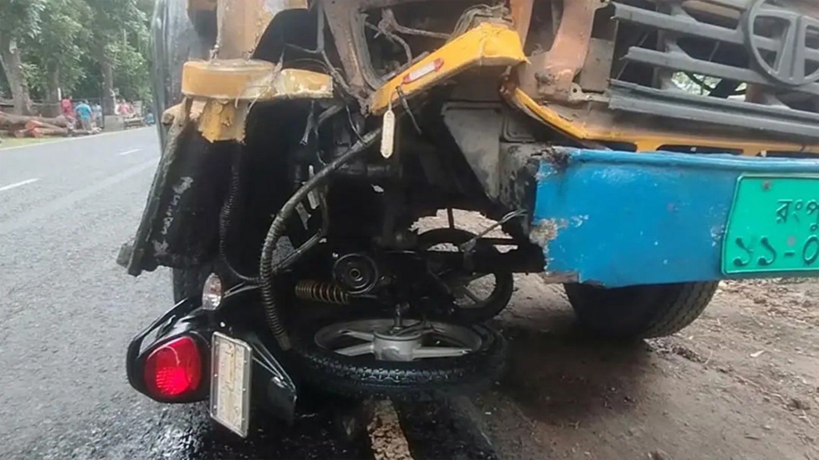 মোটরসাইকেল ও ট্রাকের সংঘর্ষ, নিহত ৩