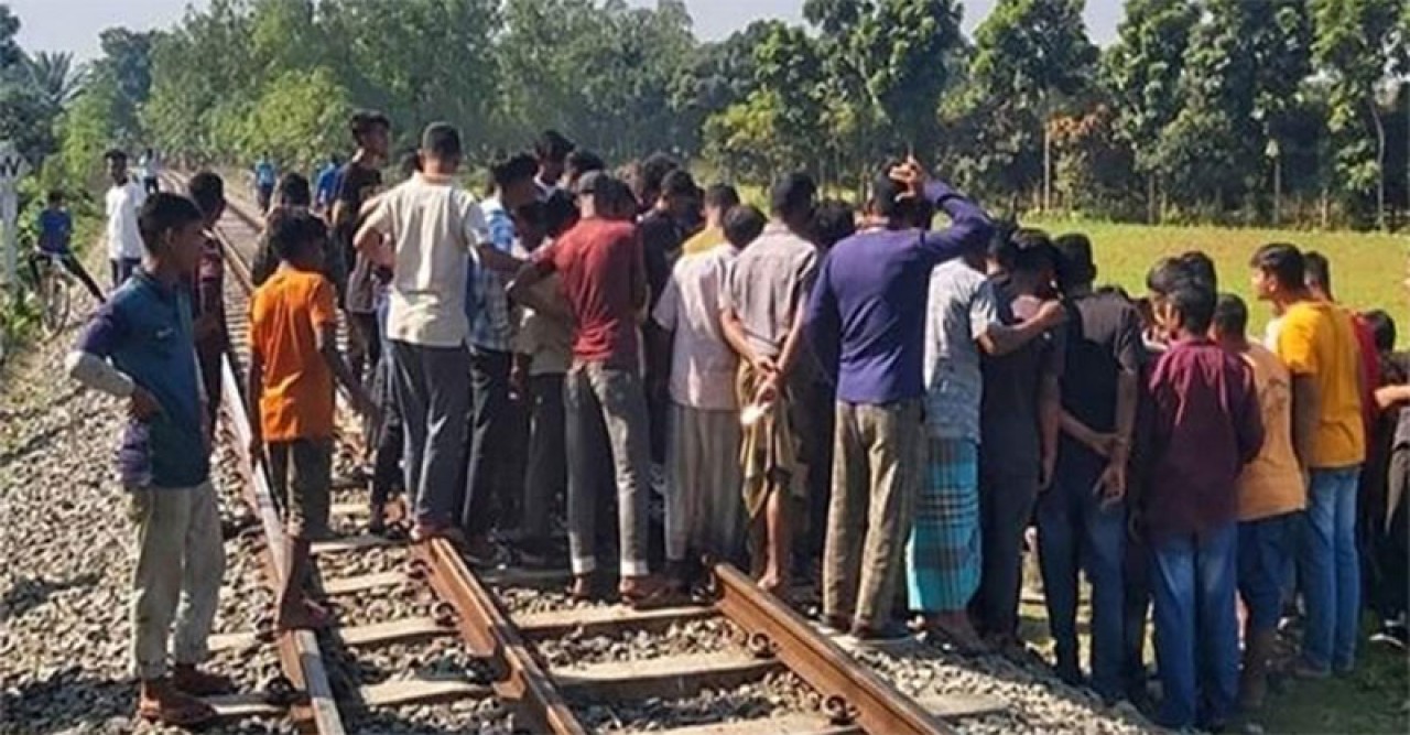 জামালপুরের মেলান্দহ স্টেশনে দুই স্কুলছাত্রের ট্রেনে কাটা পড়ে মৃত্যু