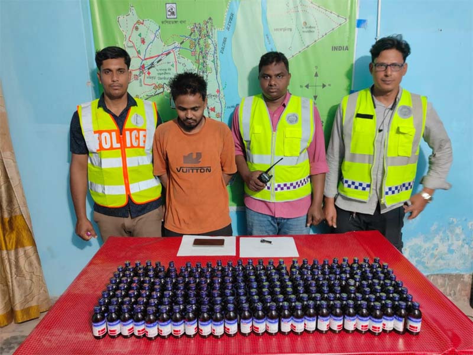 রাজশাহীতে ২০০ বোতল ফেনসিডিলসহ মাদক কারবারি আটক