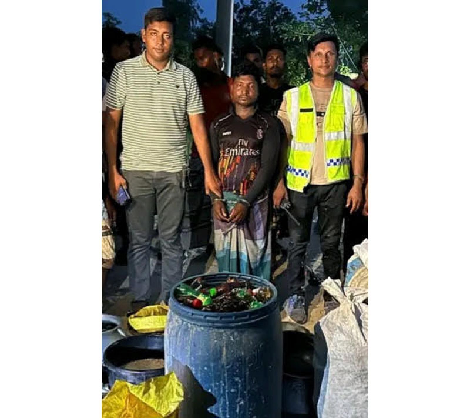 নিয়ামতপুরে ২০০ লিটার চোলাই মদসহ মাদক কারবারি গ্রেপ্তার