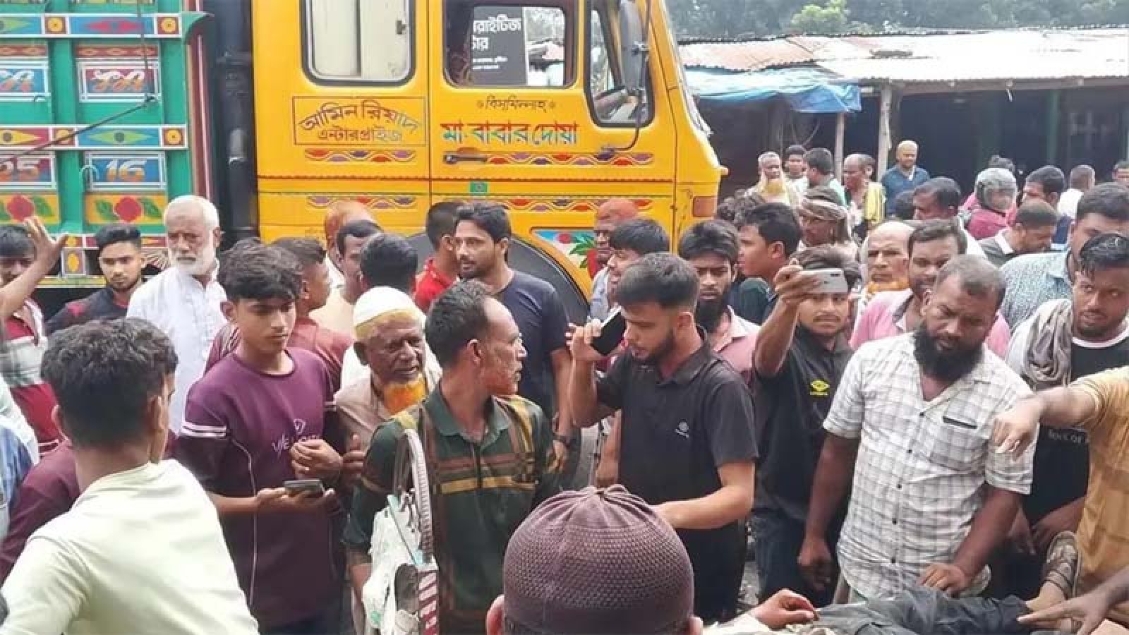 কুষ্টিয়ায় মহাসড়কে ত্রিমুখী সংঘর্ষ, নিহত ১