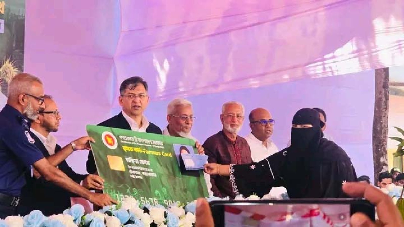 টেকনাফে ১ হাজার ৬৯৮ জন কৃষকের মাঝে কৃষক কার্ড তুলে দিলেন স্বরাষ্ট্রমন্ত্রী