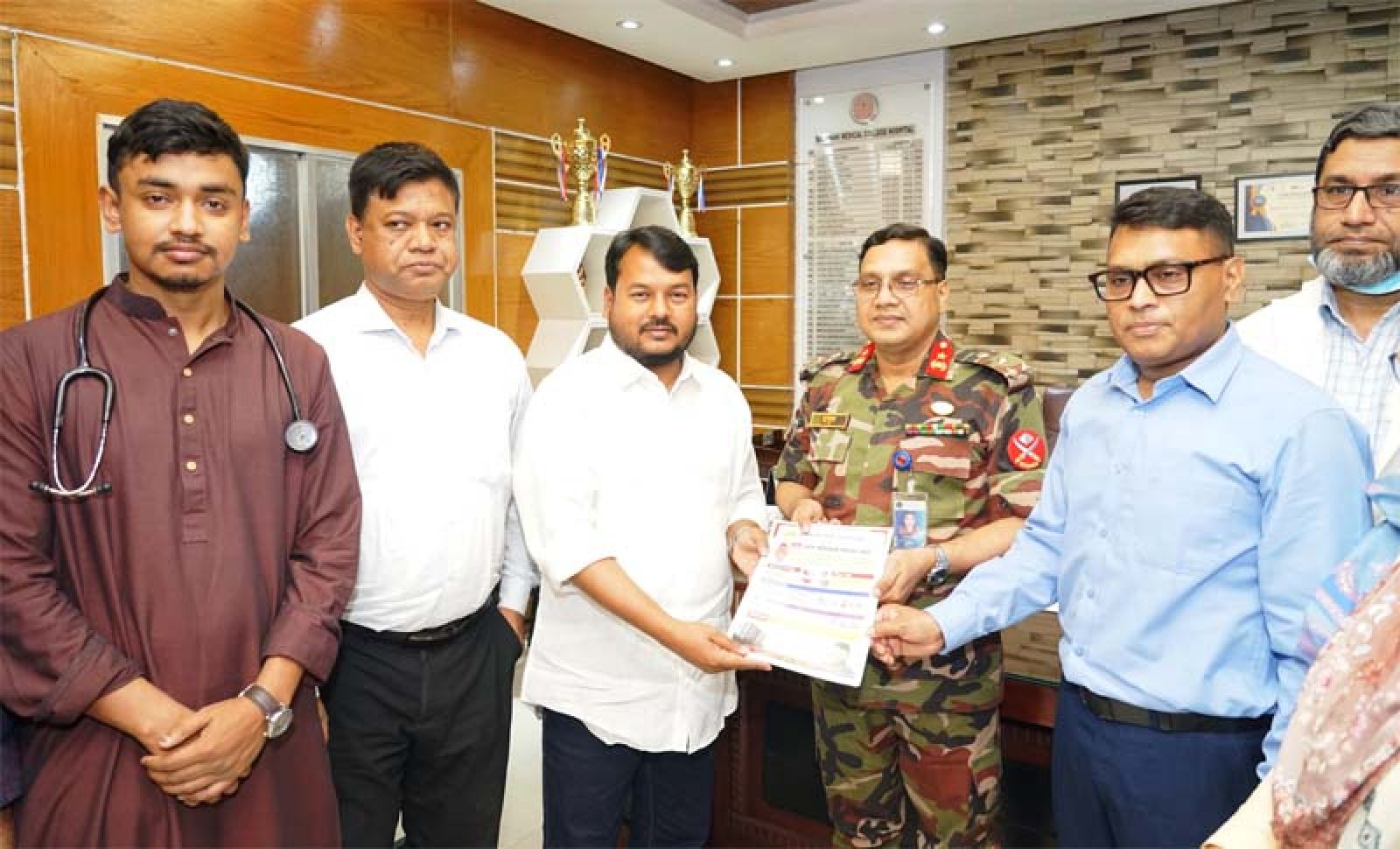 রামেক হাসপাতাল পরিচালকের হাতে জনসচেতনতামূলক লিফলেট তুলে দিলেন রাসিক প্রশাসক