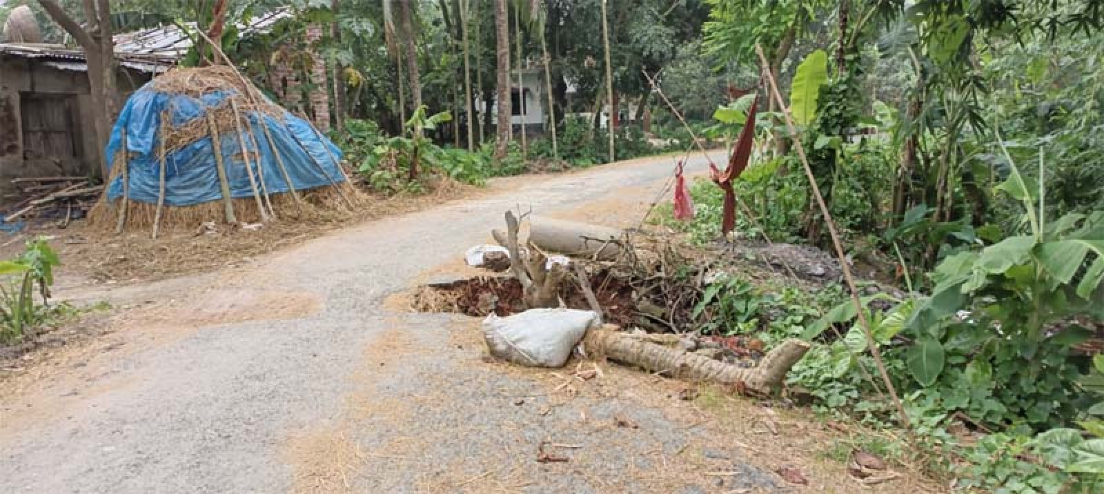 এলজিইডির সড়কে বড় গর্ত, ঝুঁকি নিয়ে চলাচল করছে যানবাহন ও পথচারীরা