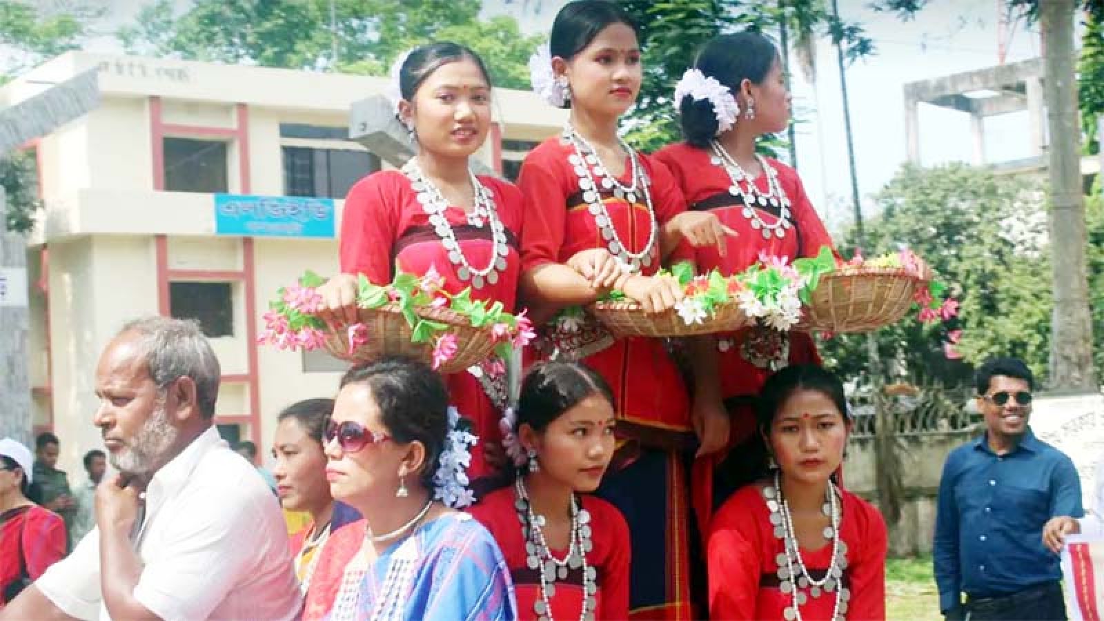পাহাড়ে উৎসবের আমেজ, বৈসাবি রঙ ছড়াচ্ছে