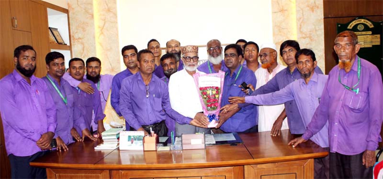 রাজশাহী জেলা পরিষদ প্রশাসক এরশাদ আলী ঈশাকে   আইনজীবী সহকারী সমিতির ফুলেল শুভেচ্ছা