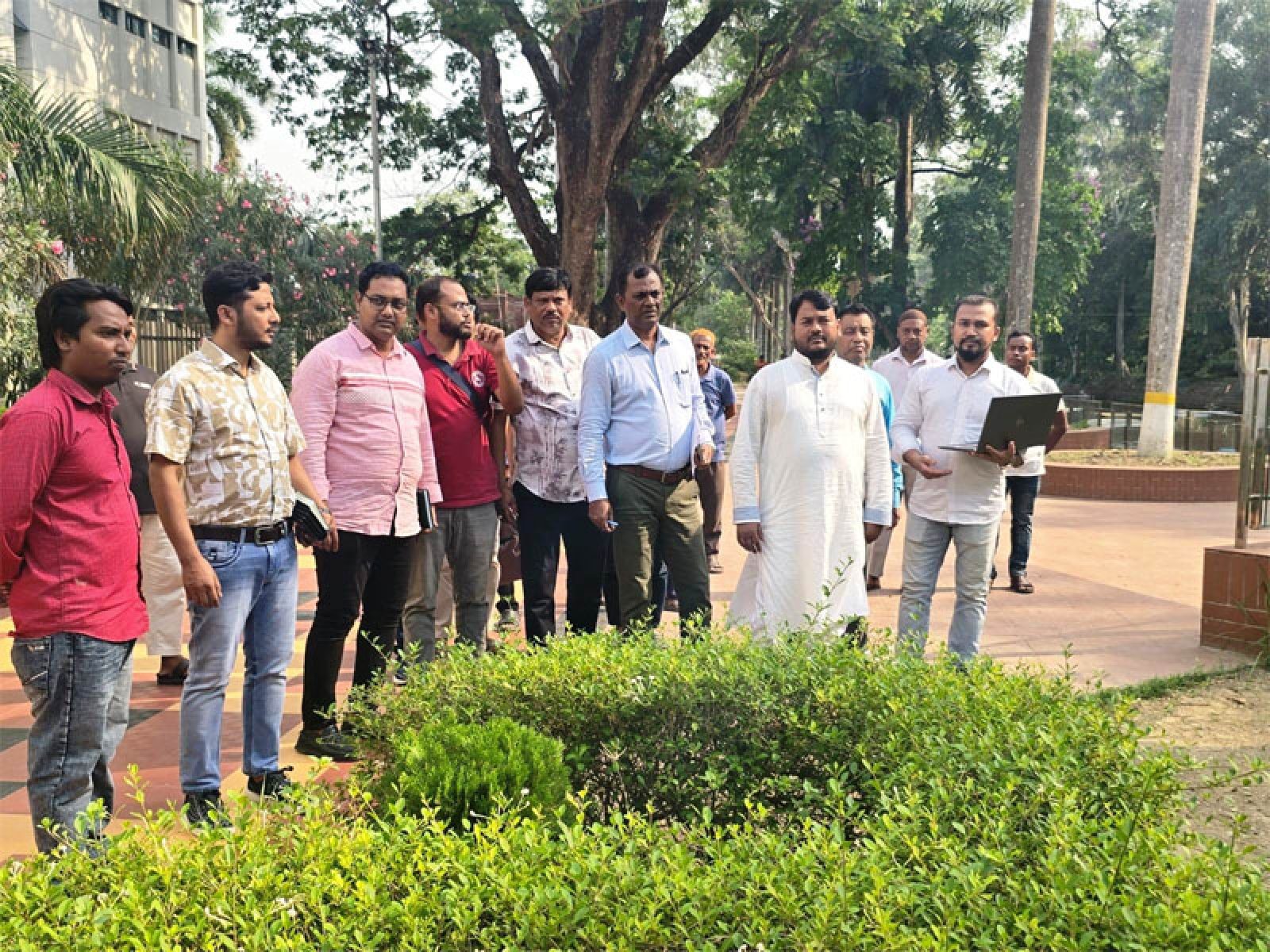 কেন্দ্রীয় উদ্যান ও চিড়িয়াখানার অভ্যন্তরে বিভিন্ন  উন্নয়ন কাজ বাস্তবায়নে নির্দেশনা দিলেন রাসিক প্রশাসক