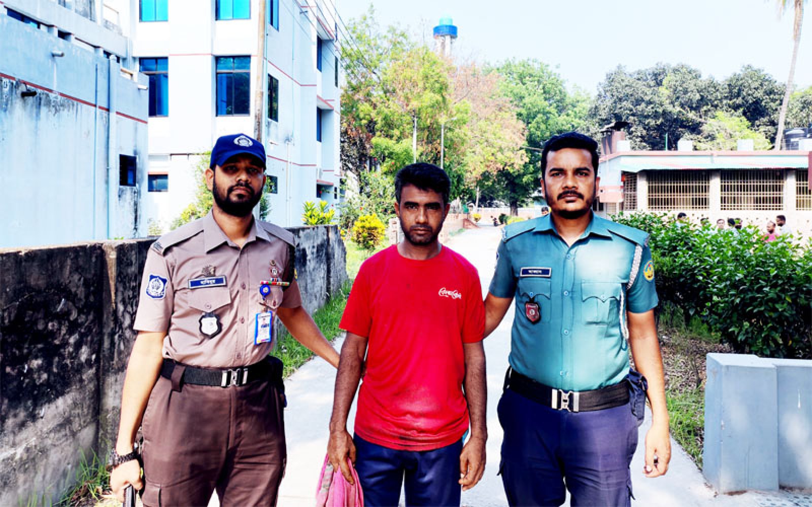 ক্যান্টিনে খাবারে ভেজাল দেওয়ার অভিযোগে কর্মচারী আটক