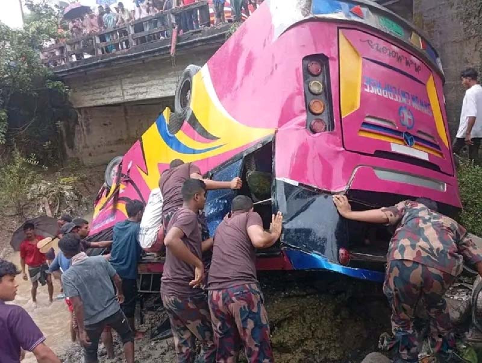 টেকনাফে দুর্ঘটনাকবলিত বাস যাত্রীদের উদ্ধারে বিজিবি