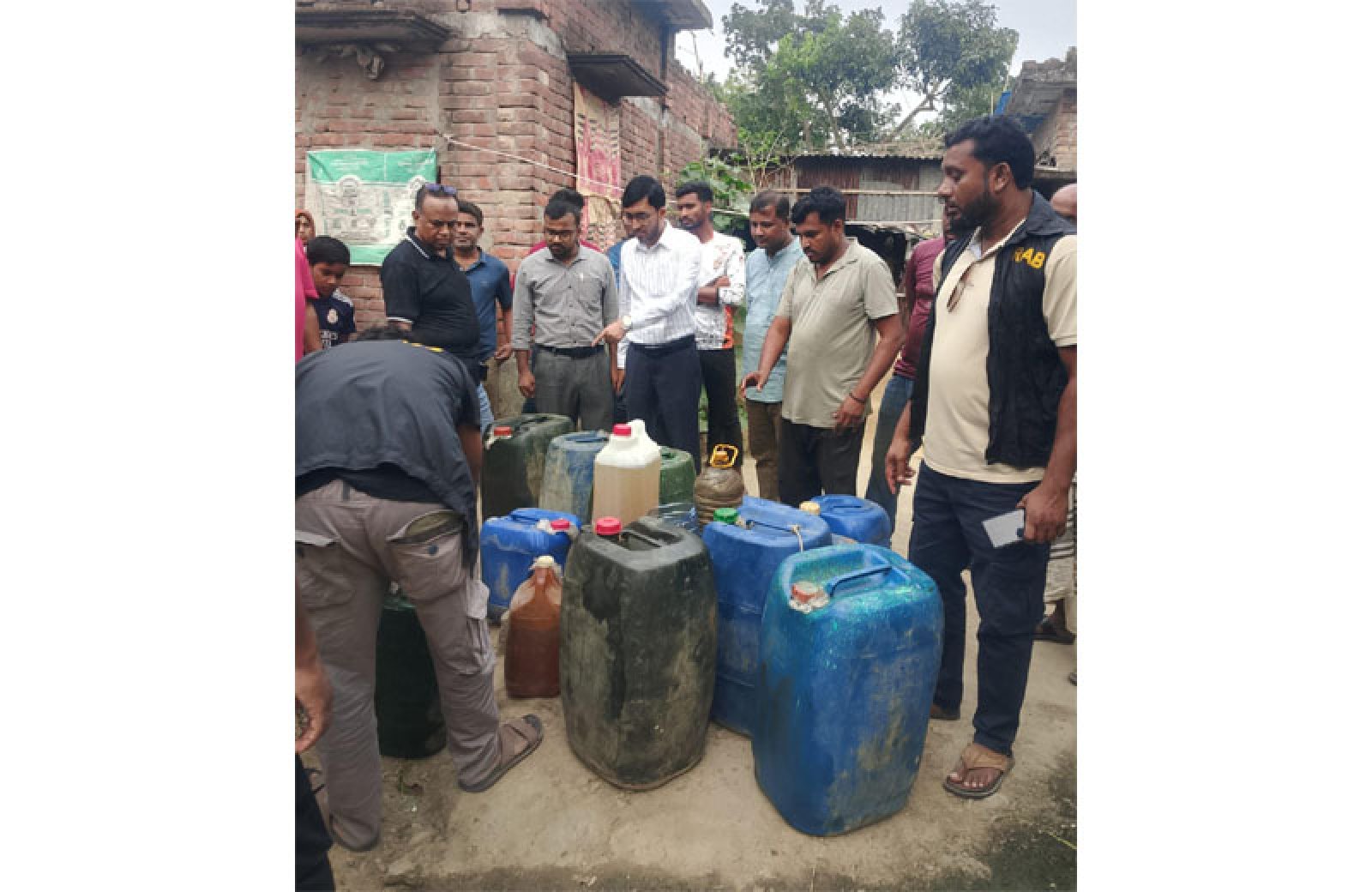 রাজশাহীতে অবৈধ মজুদ জ্বালানি তেল জব্দ