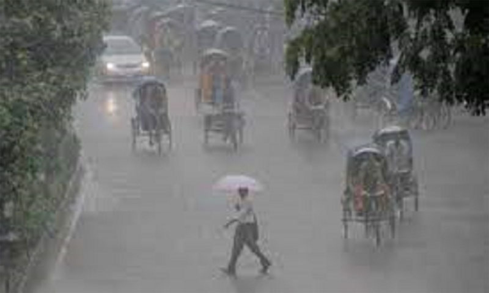 রাজধানীতে  মুষলধারে বৃষ্টি, বিপাকে অফিসগামীরা