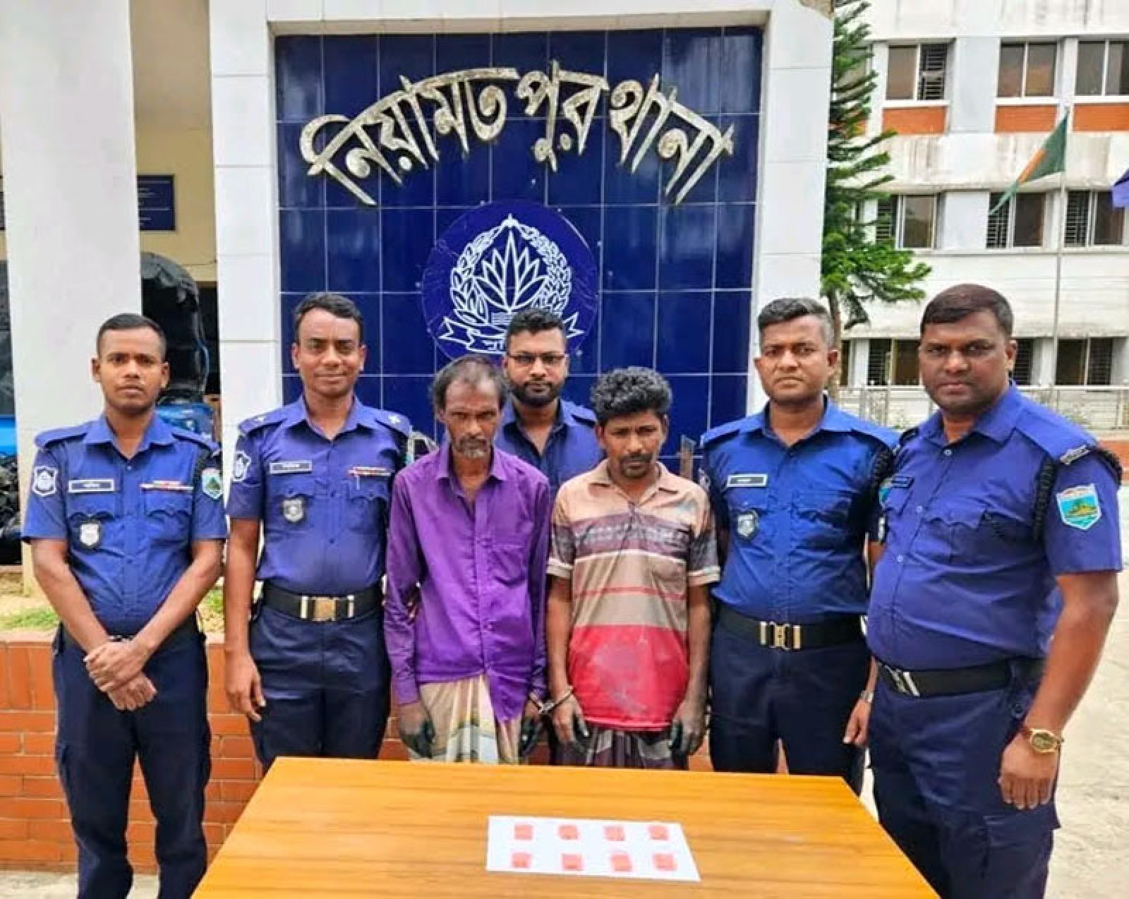 নিয়ামতপুরে প্রায় আড়াই লাখ টাকার  ৮০০টি ইয়াবা বড়িসহ গ্রেপ্তার ২