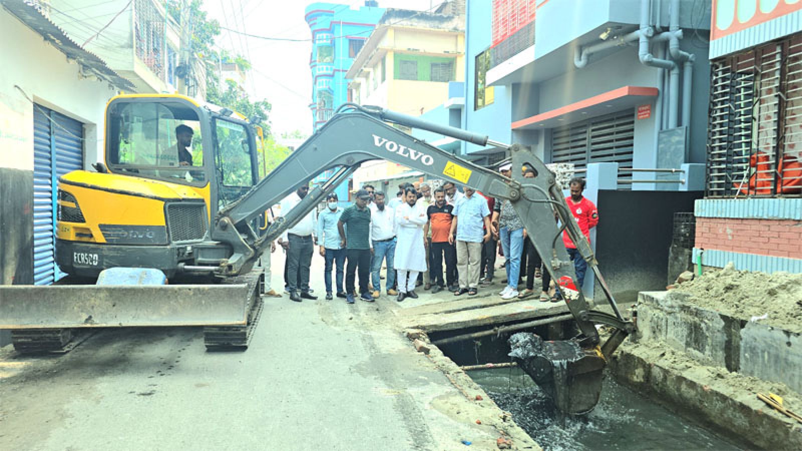 এক্সাভেটর দ্বারা প্রাইমারি ও সেকেন্ডারি  ড্রেনের কাদামাটি অপসারণ কার্যক্রম পরিদর্শনে রাসিক প্রশাসক