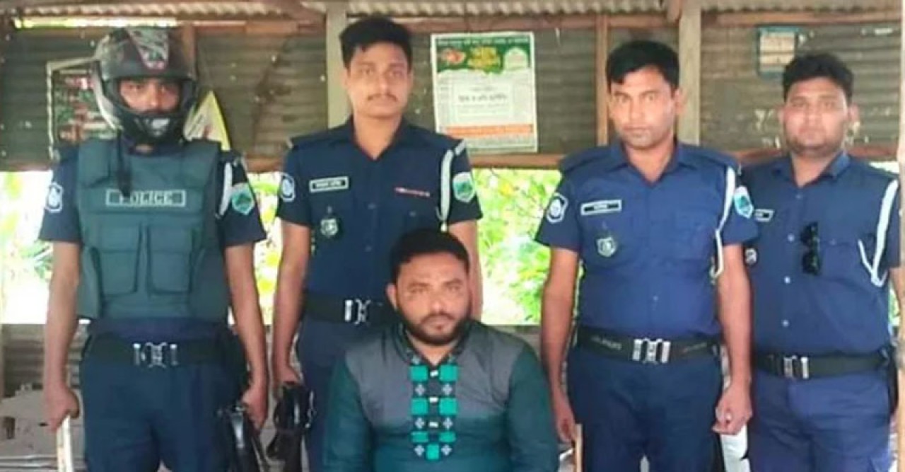টাকা দিয়ে ভোট কেনার সময় ইউপি চেয়ারম্যান আটক