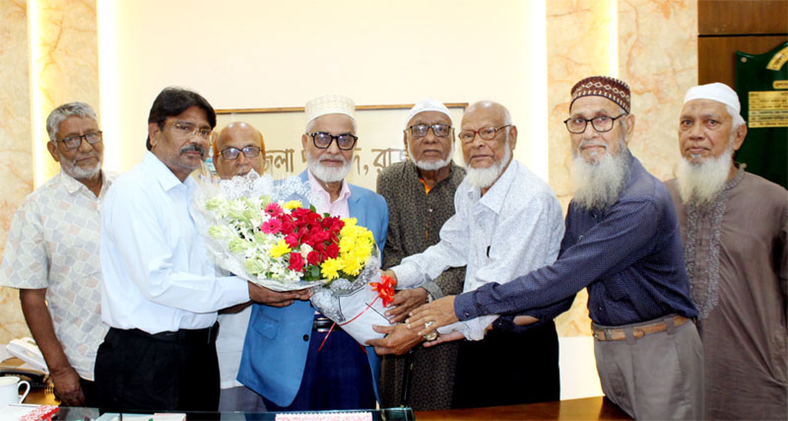 মুক্তিযোদ্ধা মঞ্চ ও মুক্তিযোদ্ধার সাংস্কৃতিক কমান্ডের পক্ষ থেকে জেলা পরিষদ প্রশাসককে  ফুলেল শুভেচ্ছা প্রদান