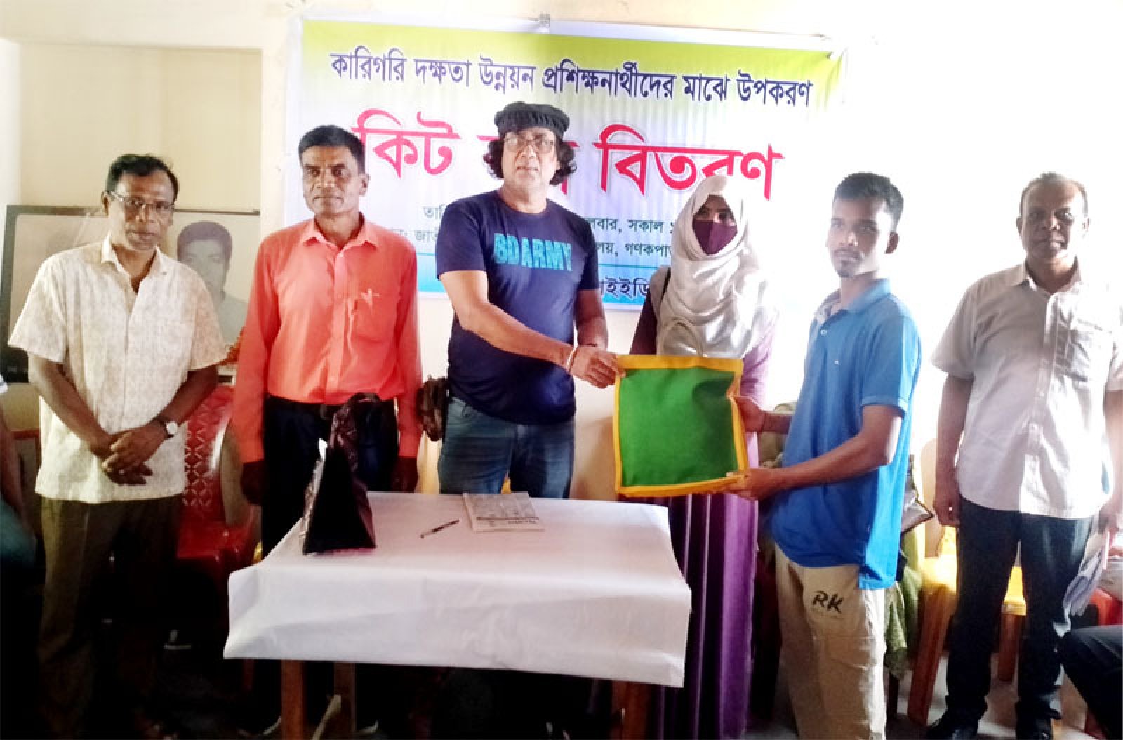 রাজশাহীতে প্রশিক্ষণার্থীদের মাঝে কিট বক্স বিতরণ