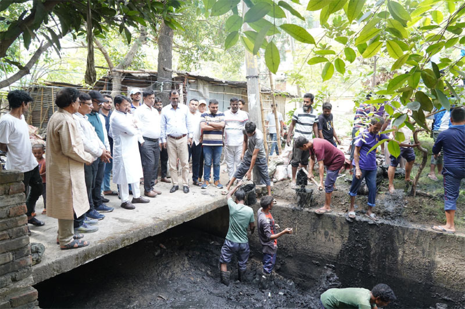 নগরীতে ড্রেন পরিস্কারকরণ কার্যক্রম পরিদর্শনে রাসিক প্রশাসক