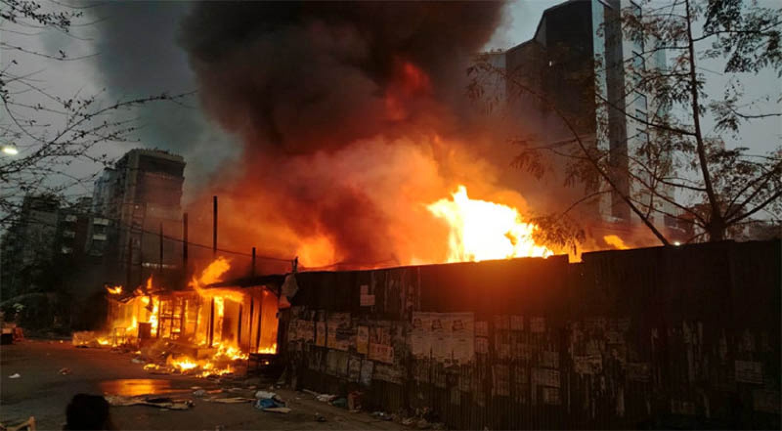 কাঁচাবাজারে আগুন,  ৩ ইউনিট নিয়ন্ত্রণে