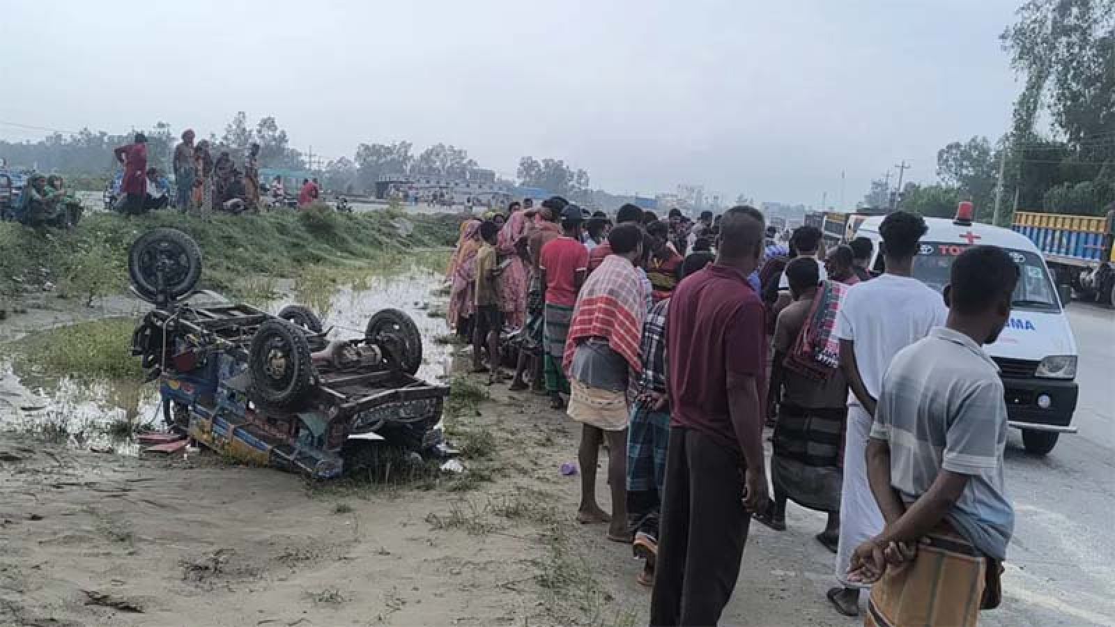 বাসচাপায় প্রাণ গেল অটোরিকশার যাত্রী মা-ছেলের