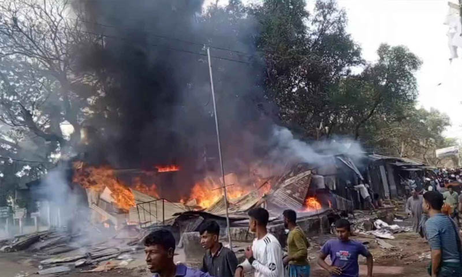 হাতিয়ায় তেলের দোকানে ভয়াবহ আগুন