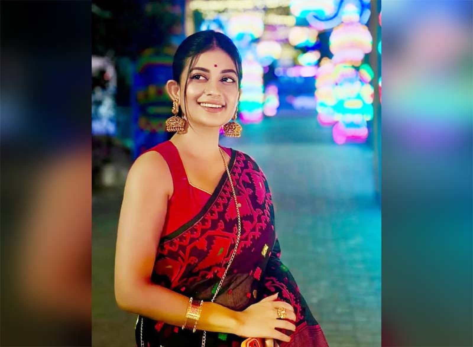 পূজার সাজে  ধরা  দিলেন মন্দিরা