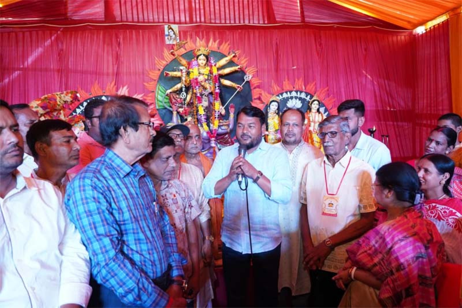 শারদীয় দুর্গাপূজা উপলক্ষে বিভিন্ন পূজামণ্ডপ পরিদর্শন ও সনাতন ধর্মাবলম্বীদের সঙ্গে রাসিক প্রশাসকের শুভেচ্ছা বিনিময়