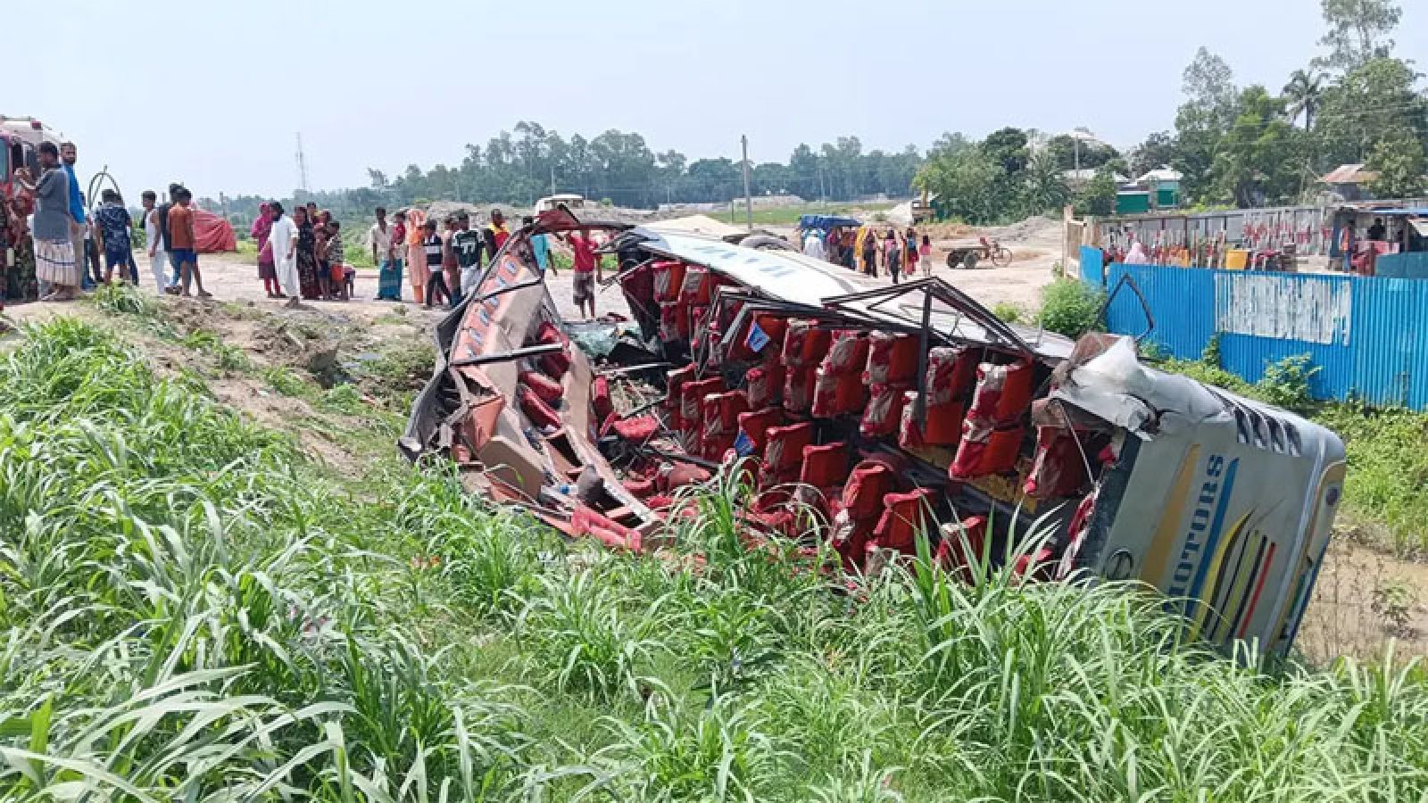 ঢাকা-টাঙ্গাইল মহাসড়কে বাস খাদে,  আহত ১৭
