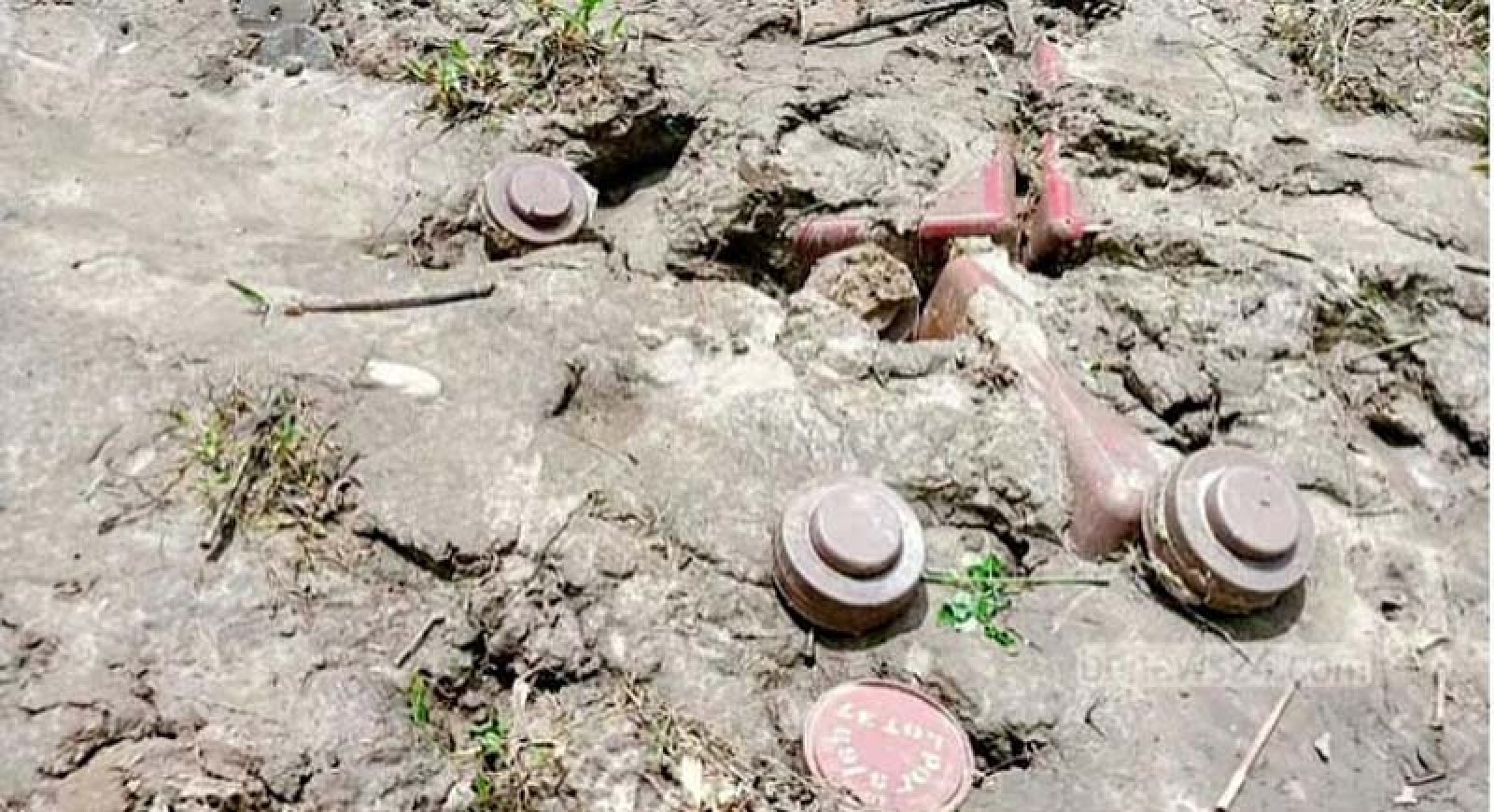 মেহেরপুরে মাটির নিচে ১০ ‘মাইনসদৃশ’ বস্তু, গায়ে পাকিস্তানের নাম
